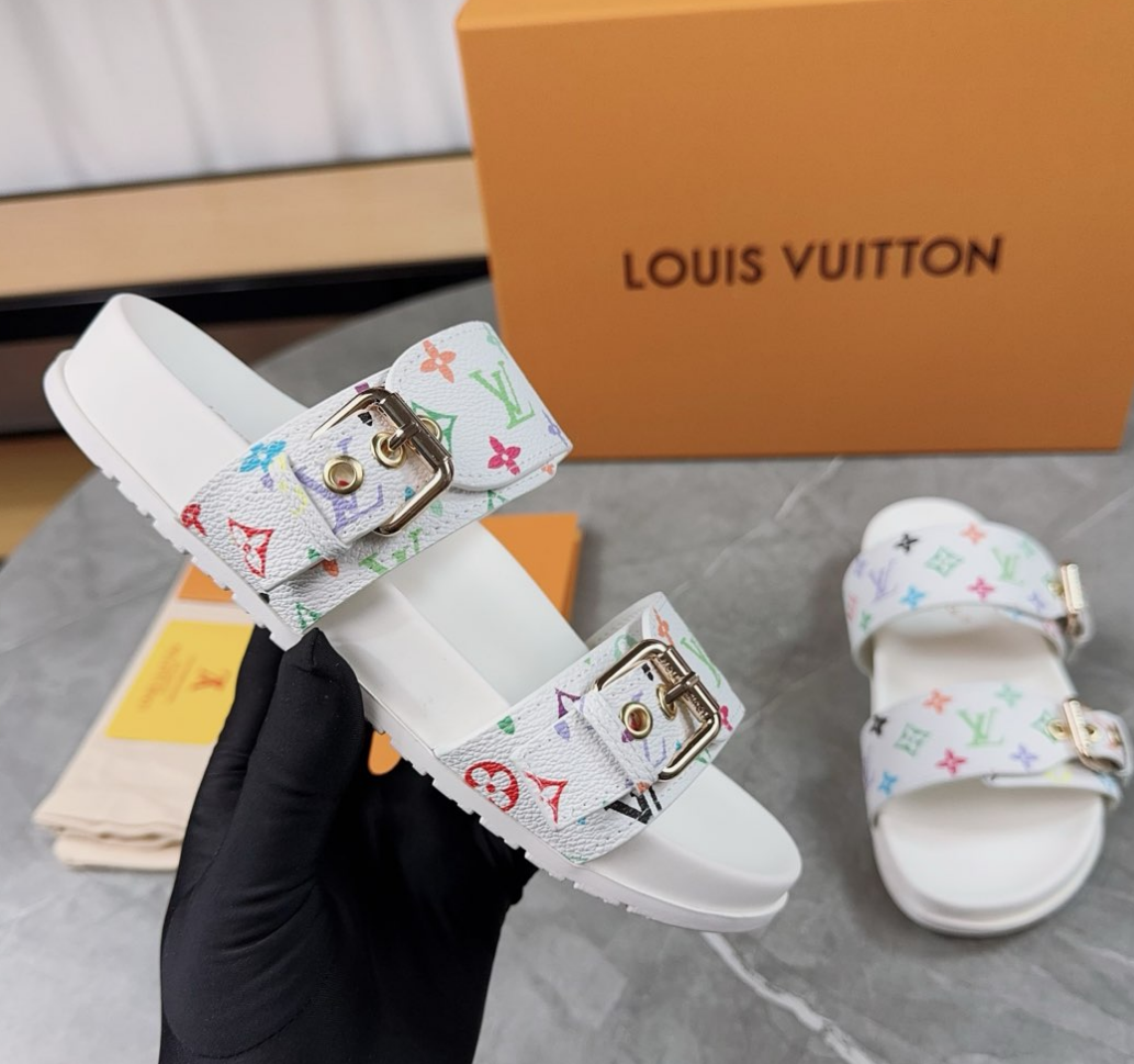 Louis Vuitton Spring and summer new fashionable and beautiful beach slippers