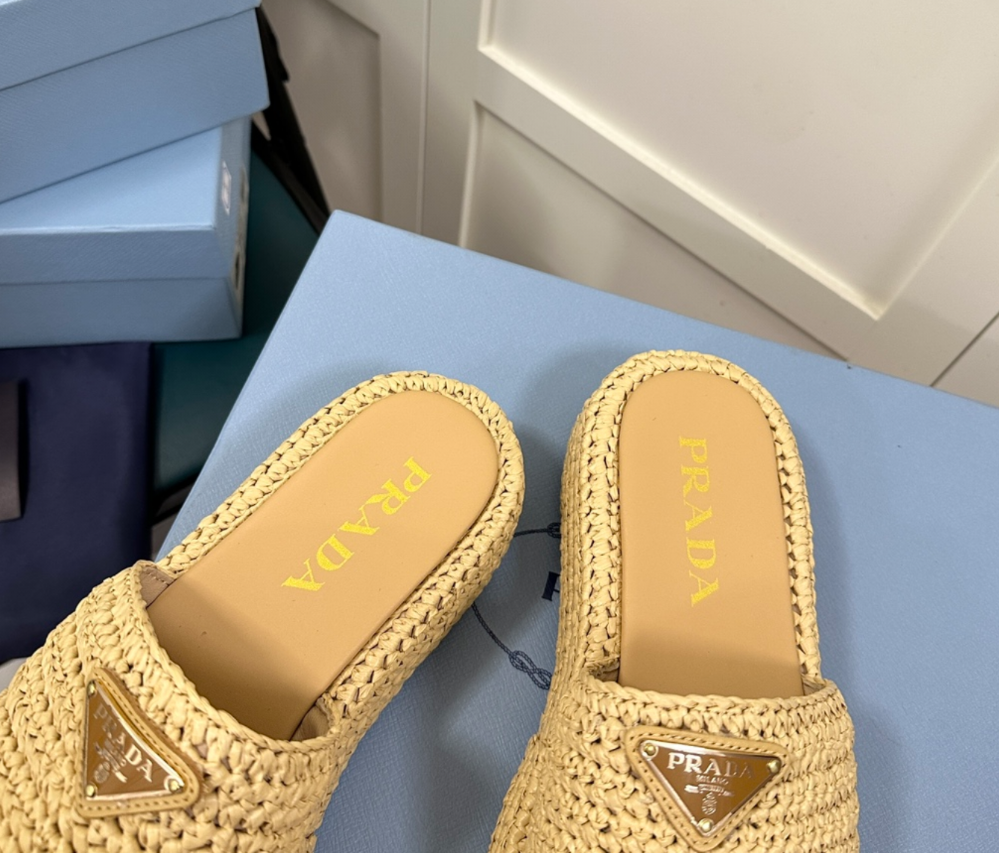 Prada's new popular straw woven slippers