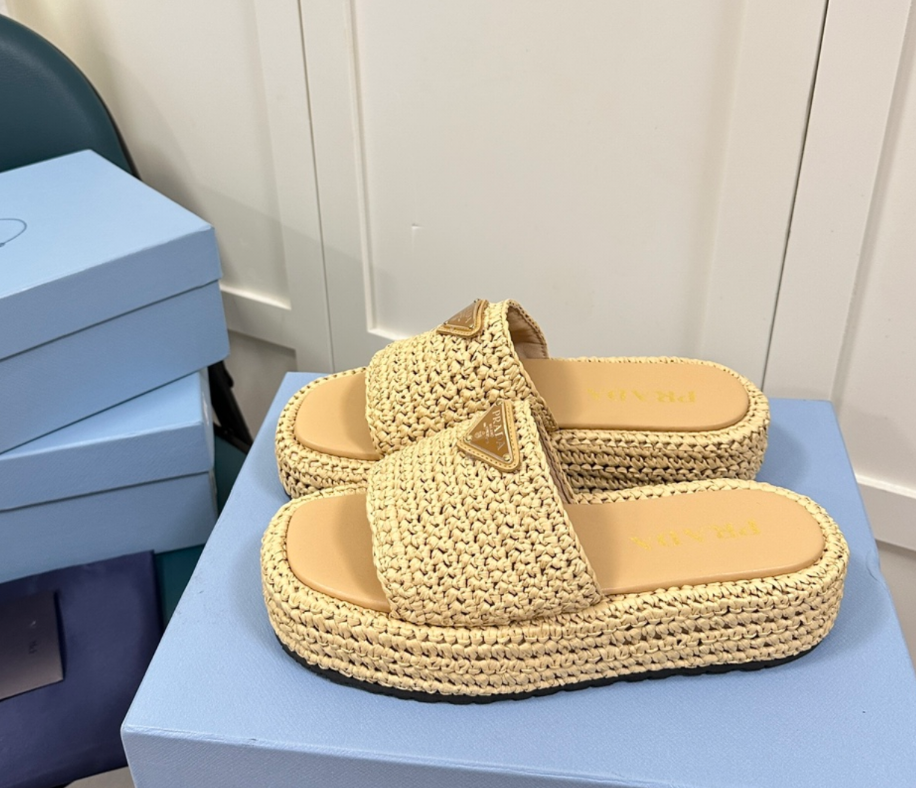 Prada's new popular straw woven slippers