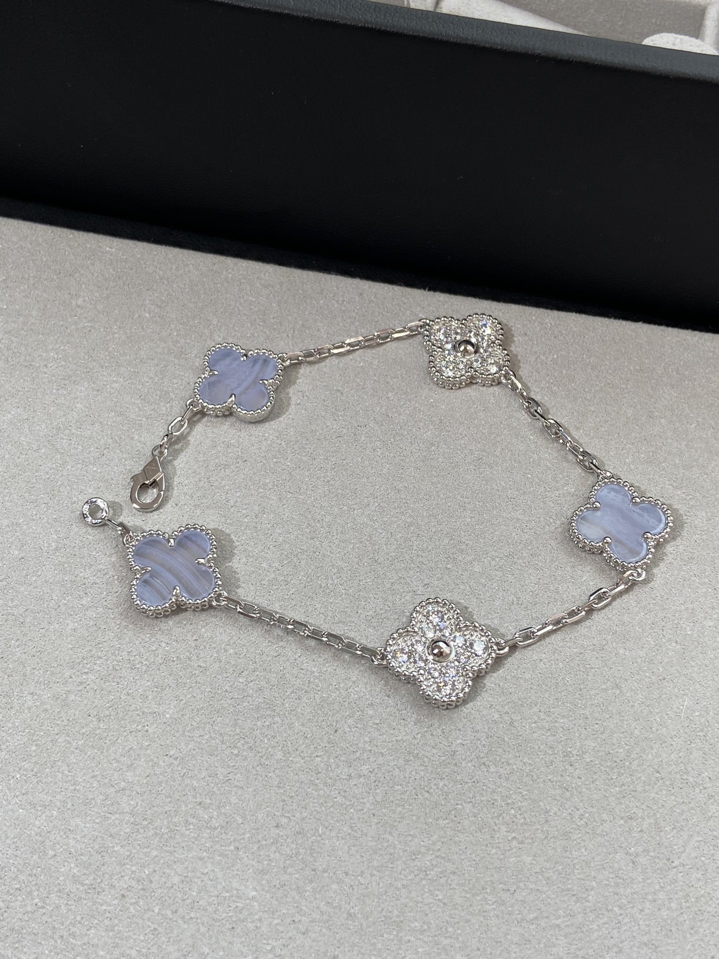 Van Cleef&Arpels Purple Jadeite Bracelet