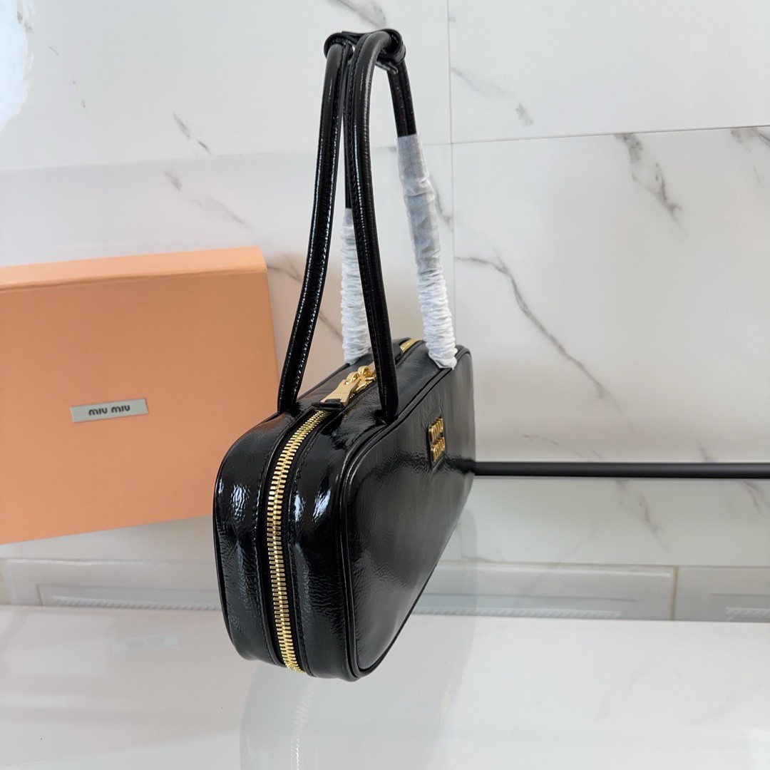 Miumiu Beau Naplak patent leather bag