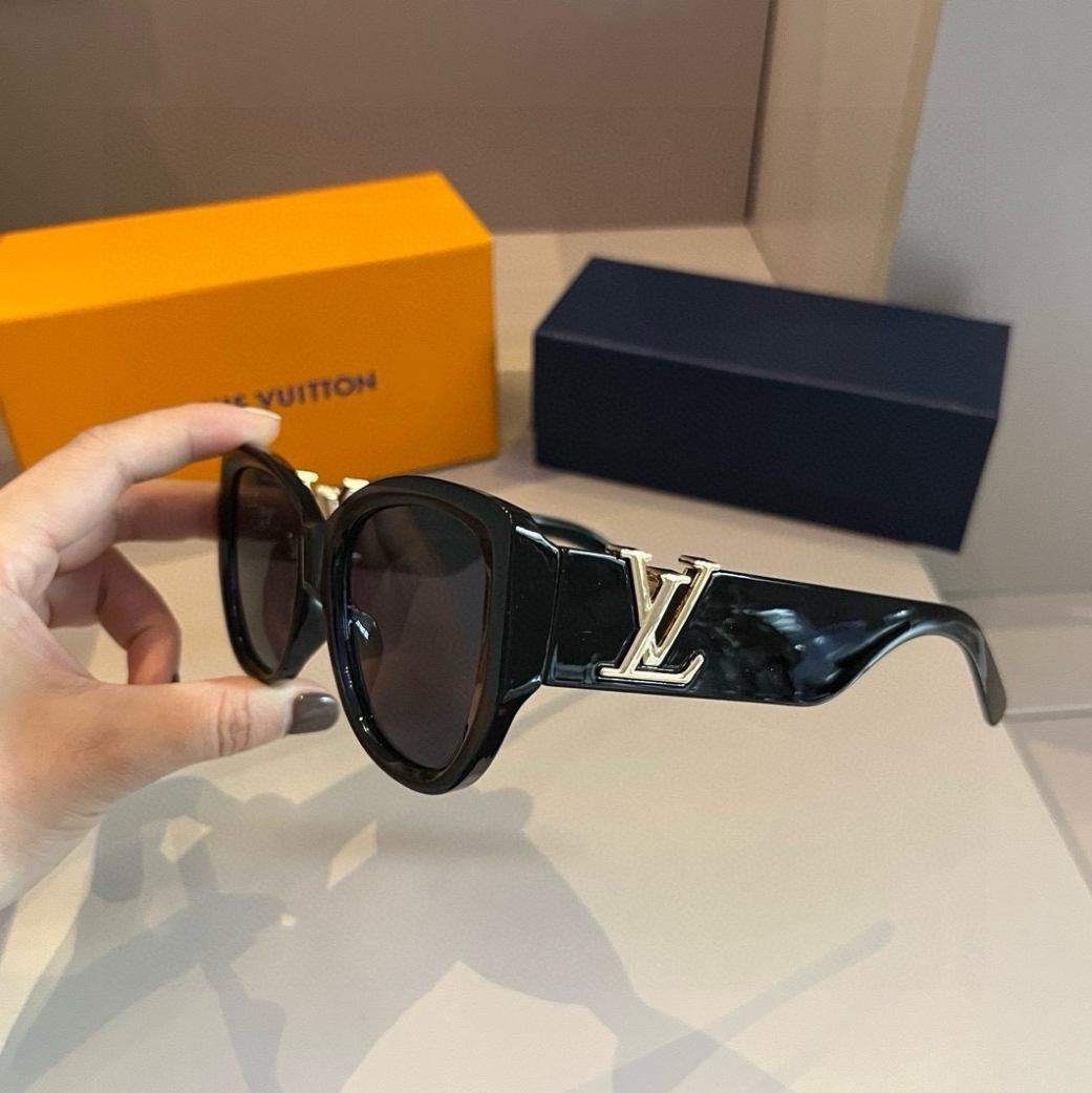 Louis Vuitton logo sunglasses
