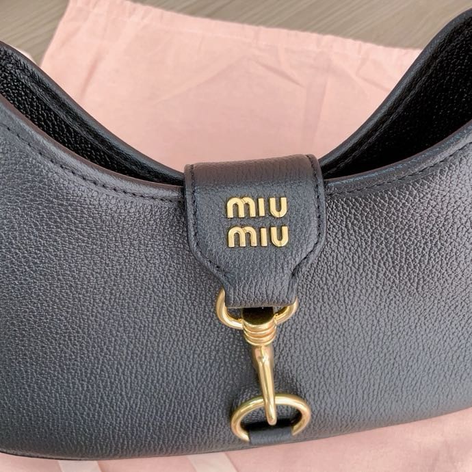 Miumiu Leather Hobo Underarm Bag01