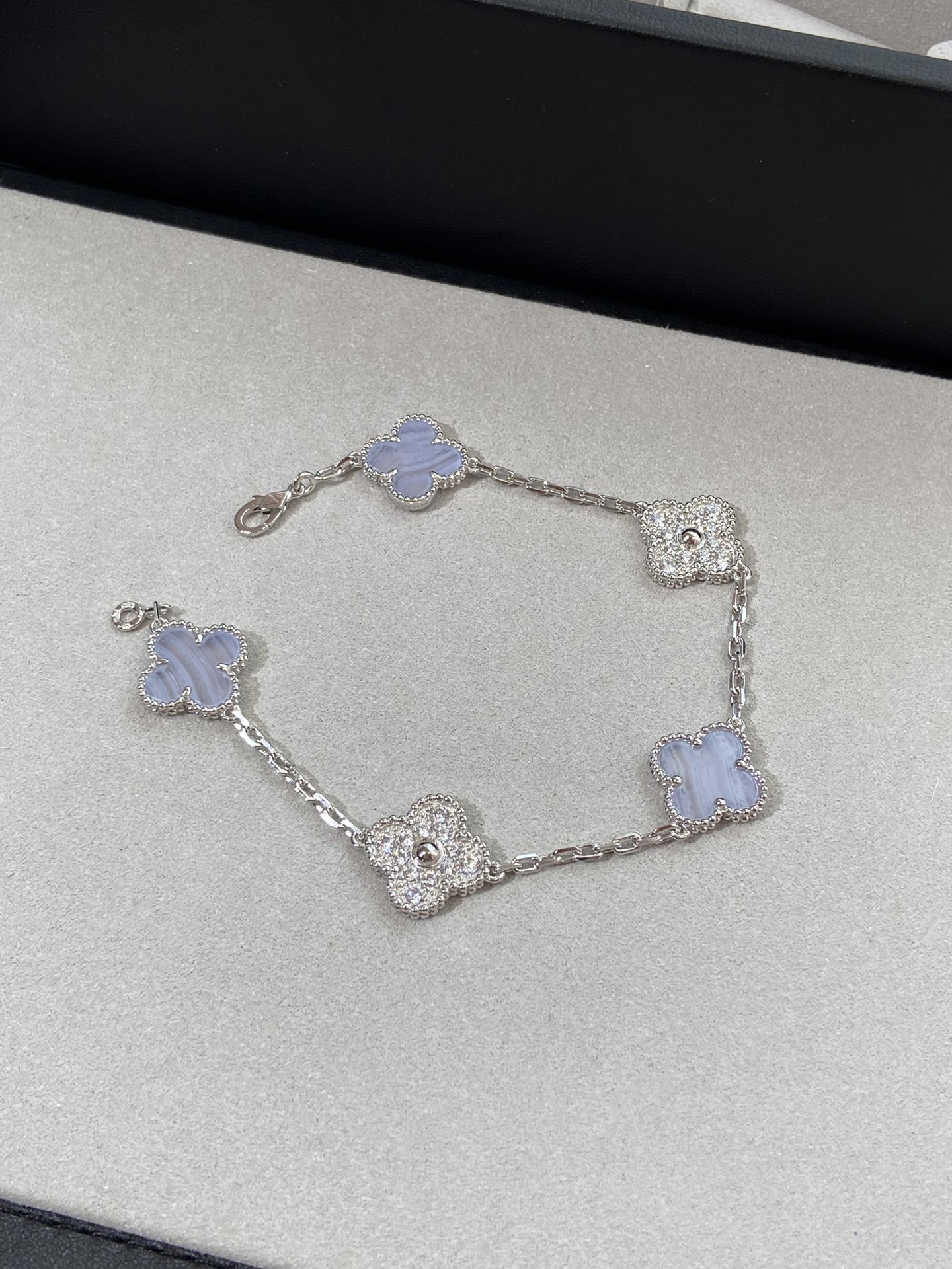 Van Cleef&Arpels Purple Jadeite Bracelet