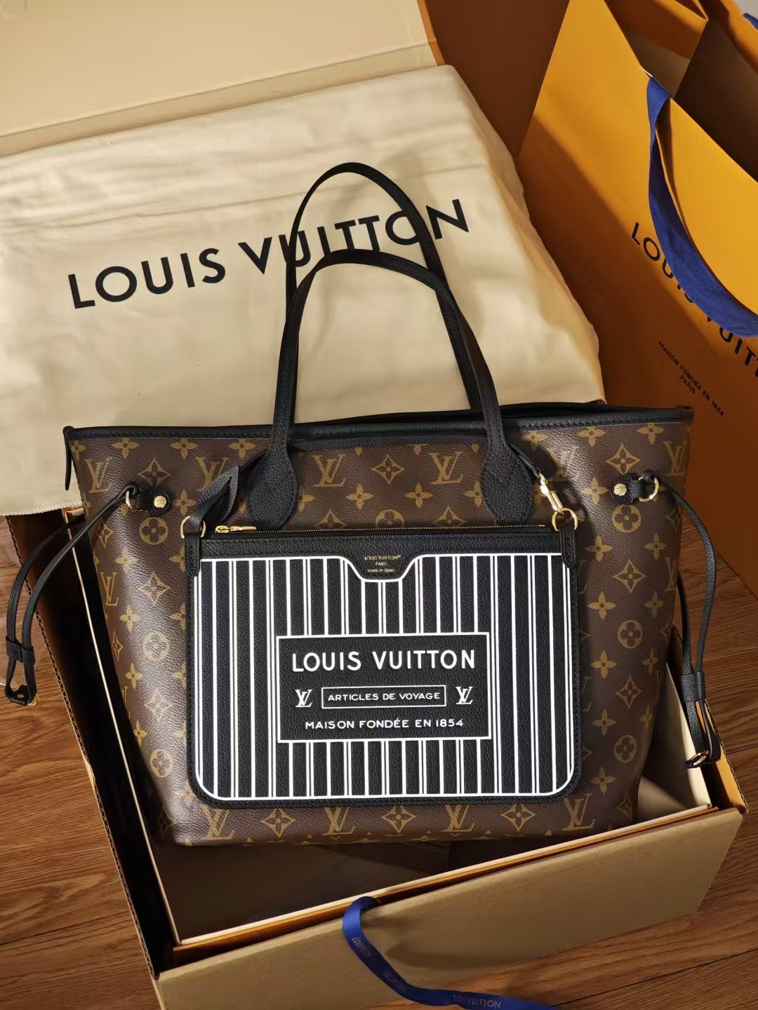 Louis Vuitton LV Neverfull Tote Bag