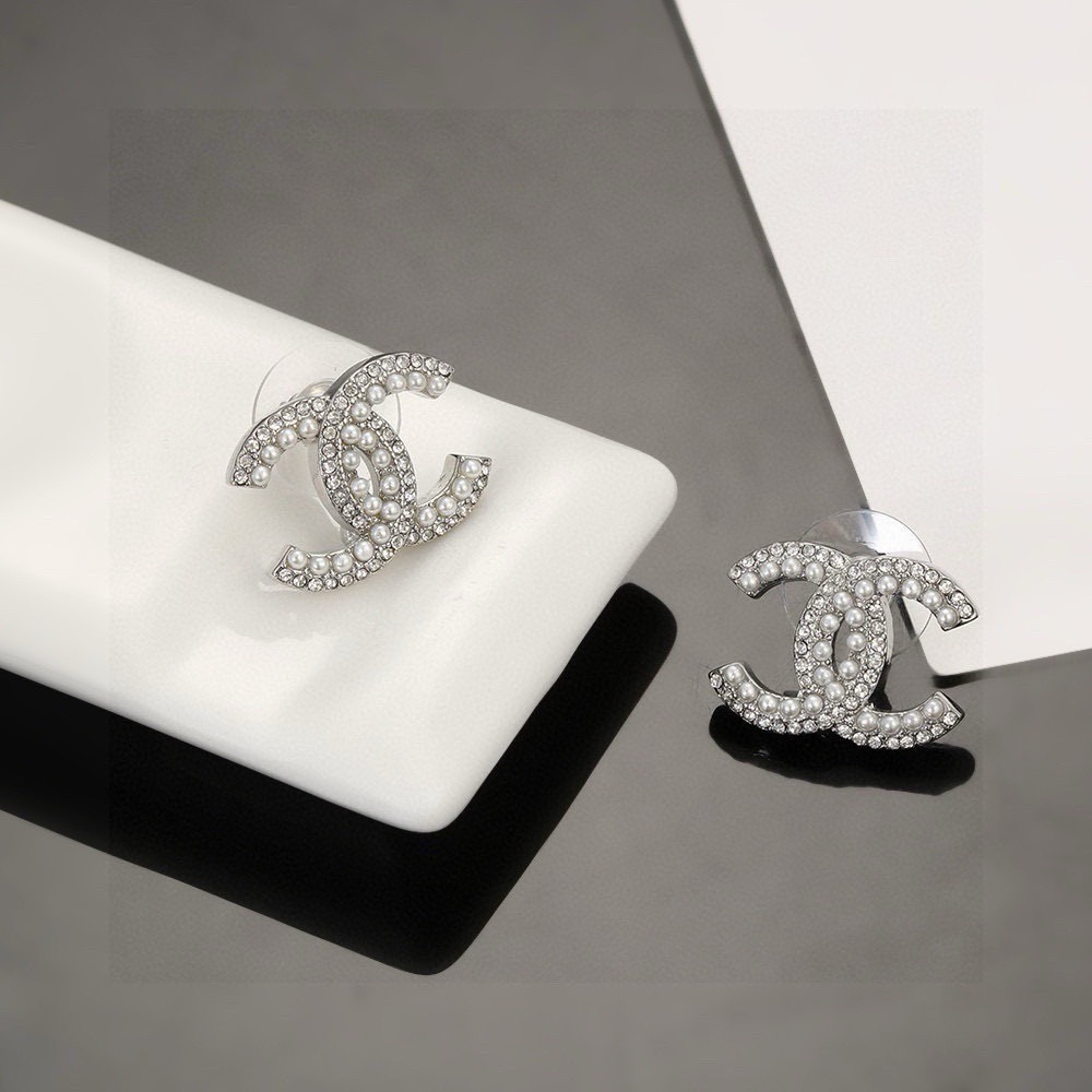 Chanel classic pearl earrings