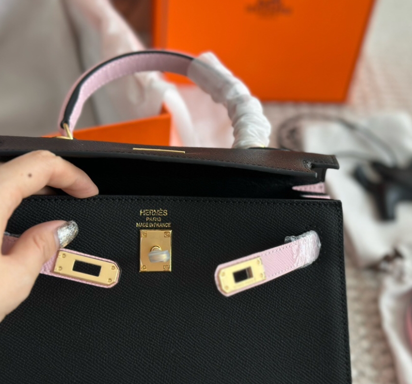 Hermès Kelly bag black and pink stitching