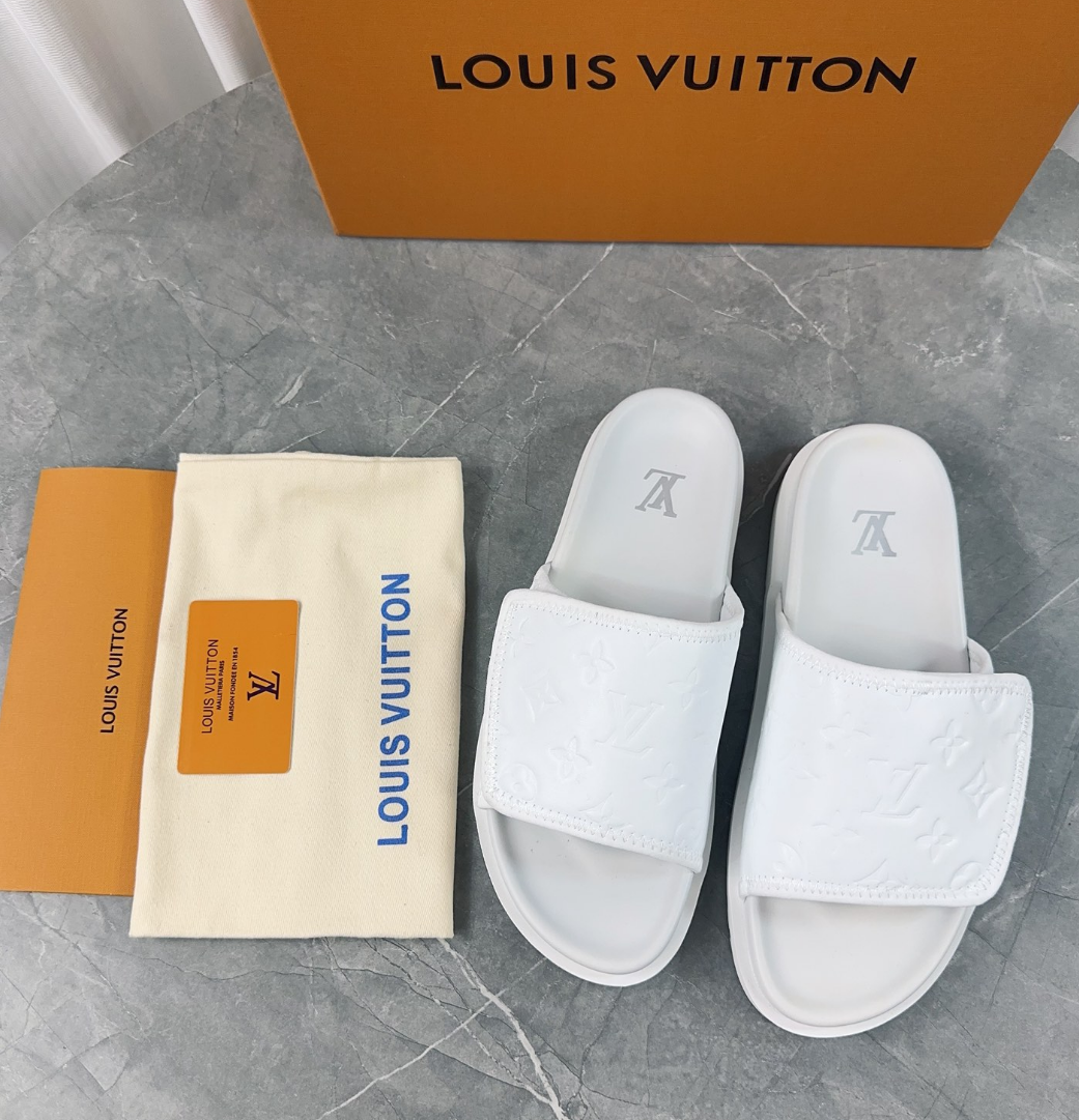 Louis Vuitton Spring and summer new fashionable and beautiful retro white slippers
