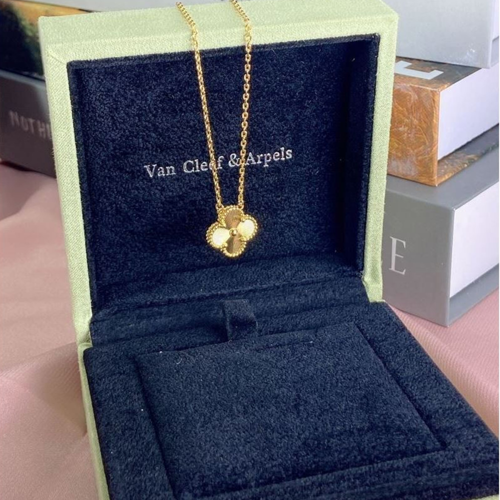 Van Cleef & Arpels Vca Floral Shape Necklace Pendant Jewelry