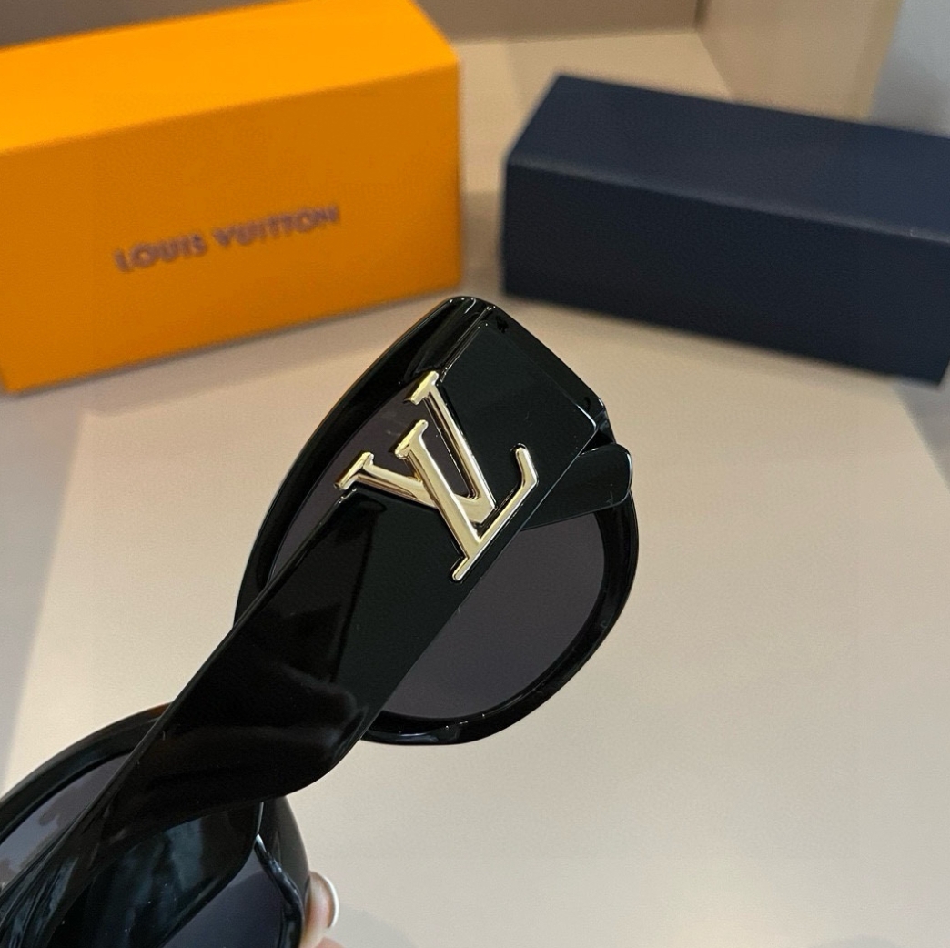 Louis Vuitton logo sunglasses