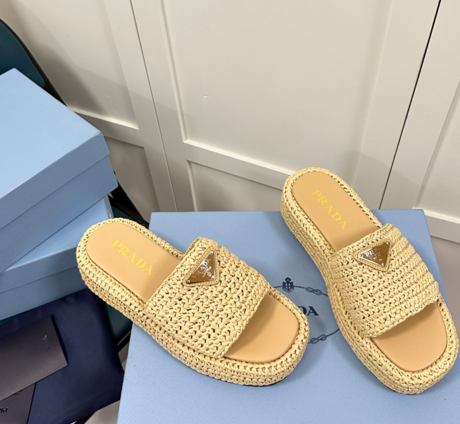 Prada's new popular straw woven slippers