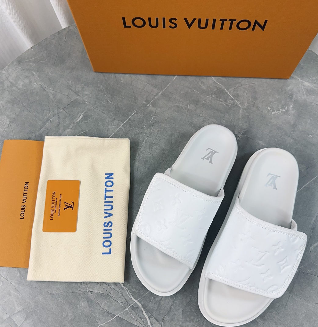 Louis Vuitton Spring and summer new fashionable and beautiful retro white slippers