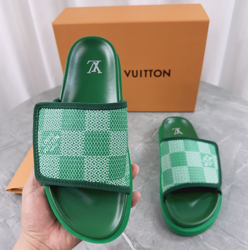 Louis Vuitton Spring and summer new fashionable and beautiful retro green slippers