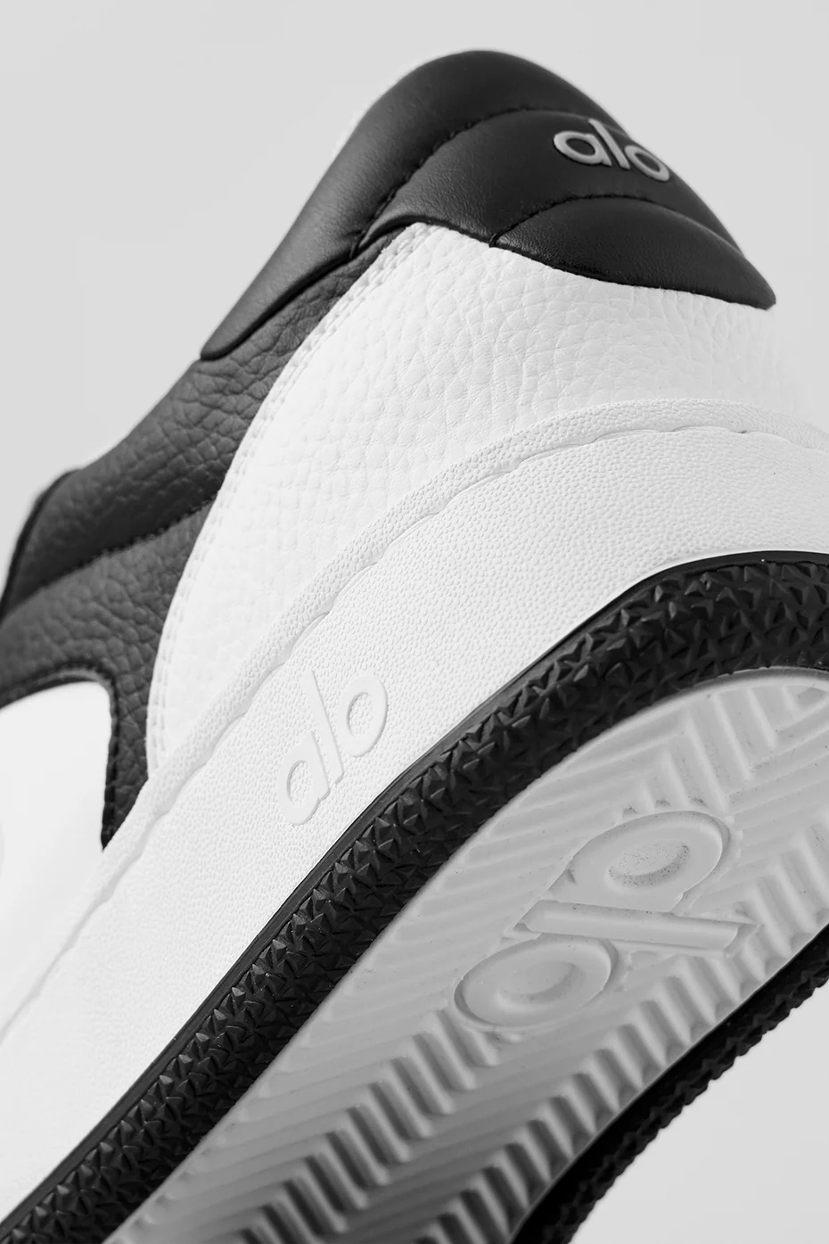 Alo Yoga Recovery Mode Sneaker - Black/White