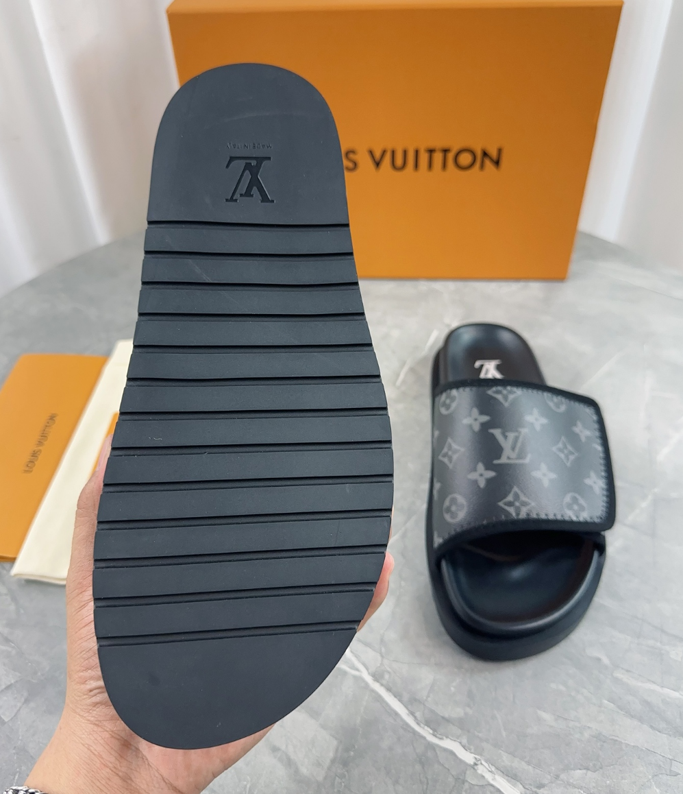 Louis Vuitton Spring and summer new fashionable and beautiful retro rubber slippers