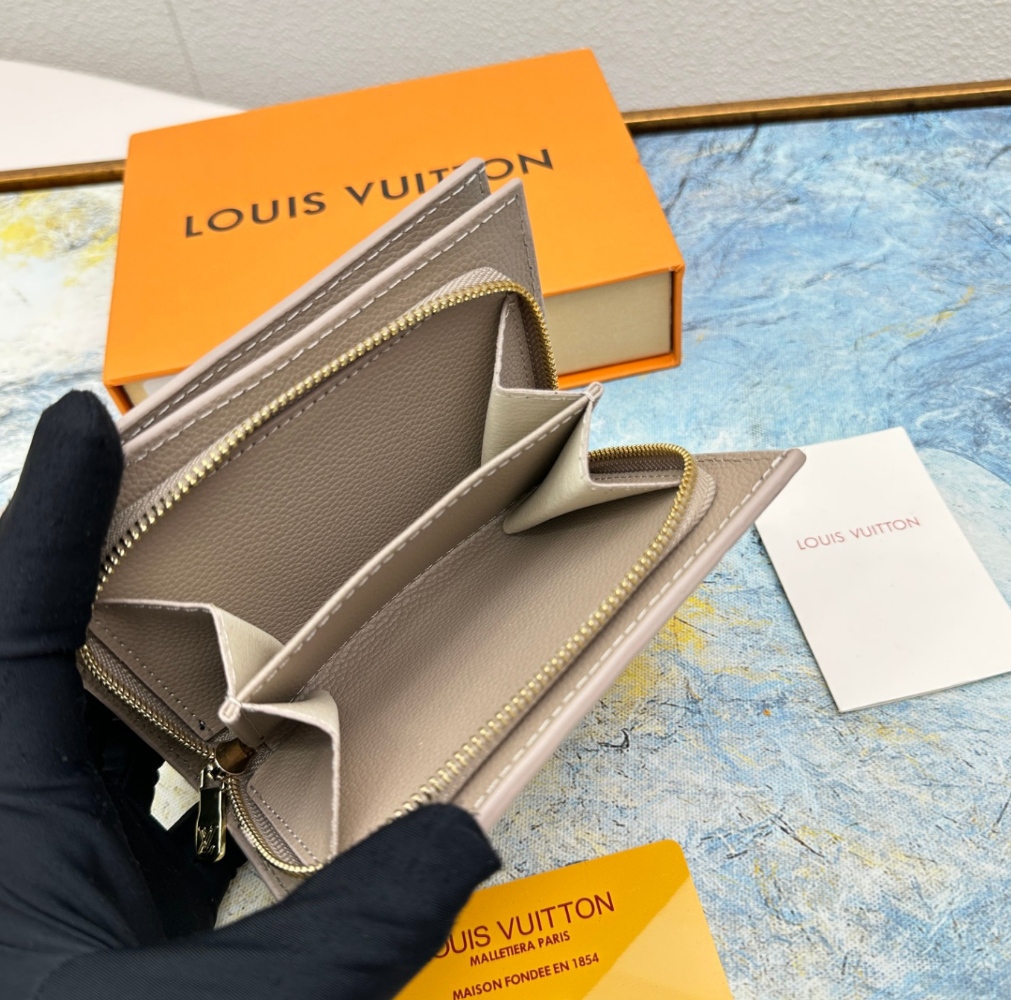 Louis Vuitton Top grain exquisite cowhide embossed zipper dark wallet