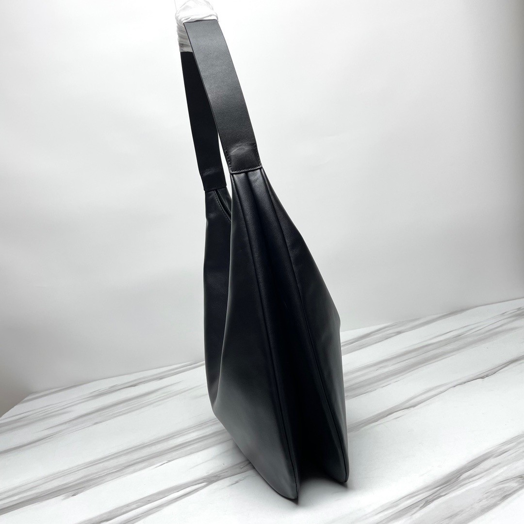 Miumiu Leather Hobo Underarm Bag