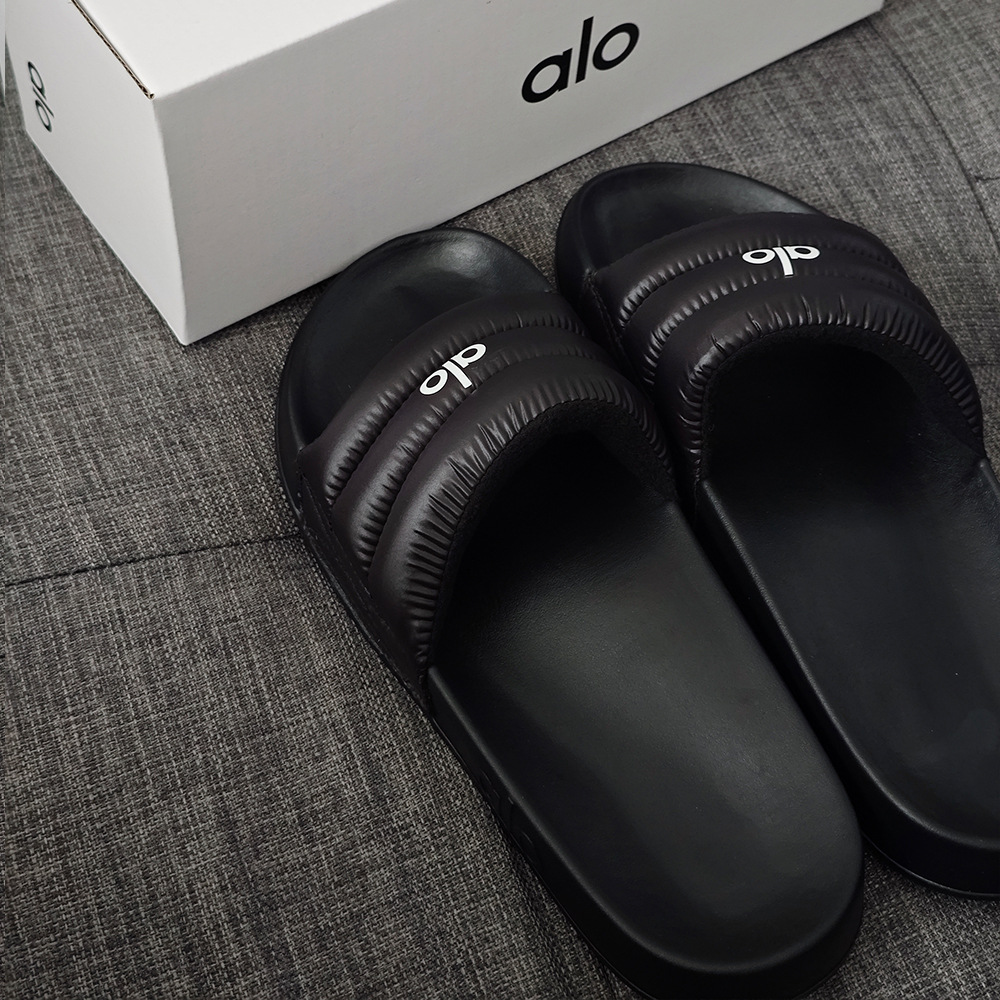 Alo Yoga slippers with thick one-piece, a sense of stepping on poop. They are suitable for four seasons at home, couples' soft sole, men's women's outdoor wear
