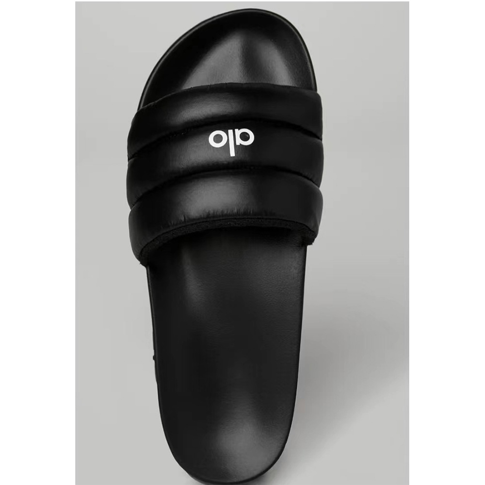 Alo Yoga slippers with thick one-piece, a sense of stepping on poop. They are suitable for four seasons at home, couples' soft sole, men's women's outdoor wear