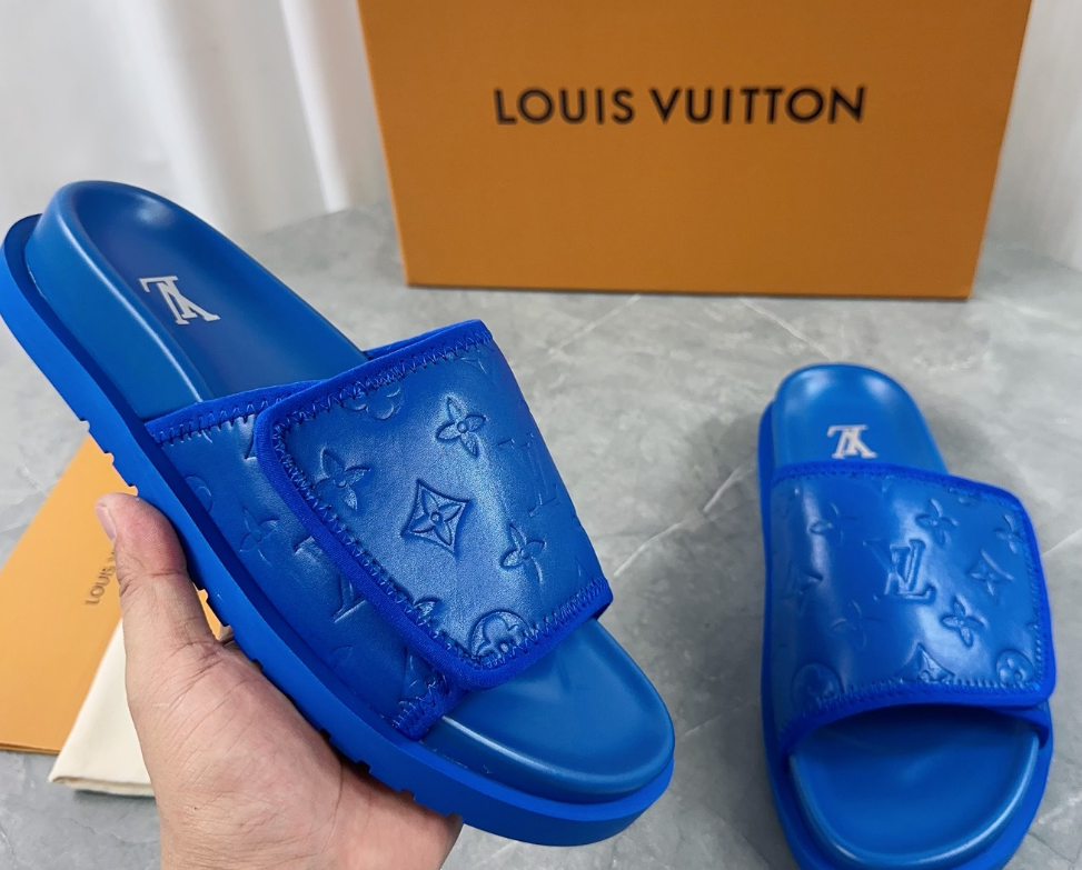 Louis Vuitton Spring and summer new fashionable and beautiful retro blue slippers