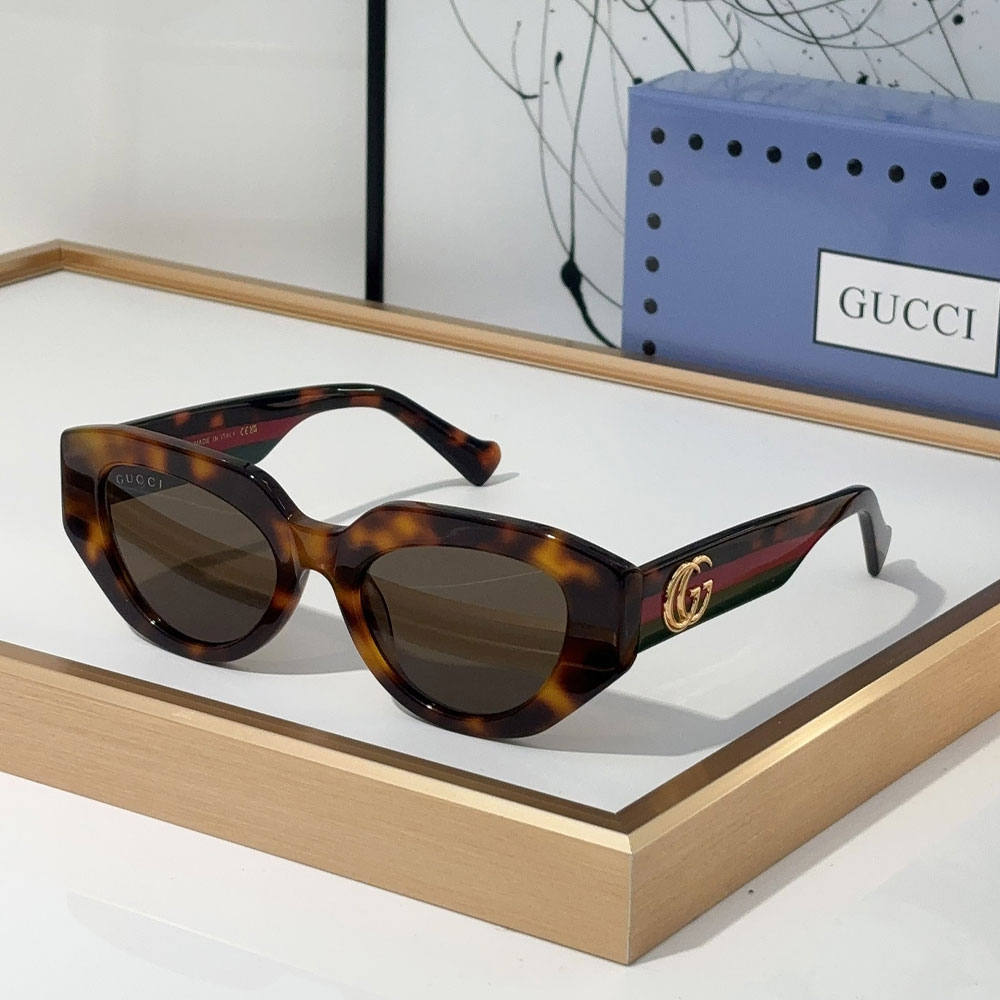 Gucci  The legs are Decorated With the Signature Double G  sunglasses Top quality