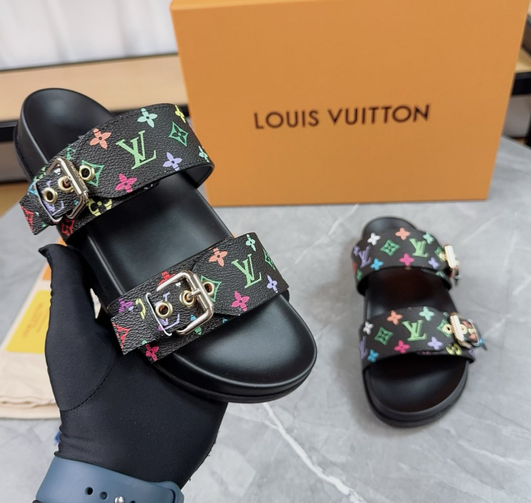 Louis Vuitton Spring and summer new fashionable and beautiful black beach slippers