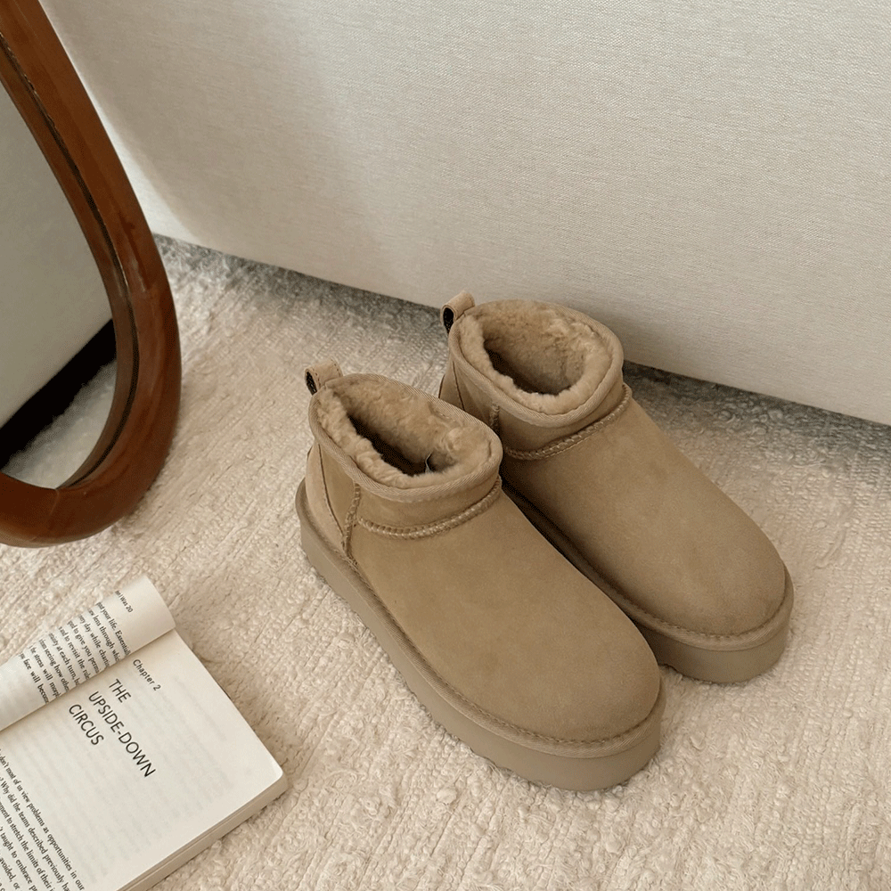 UGG Women'sClassic Ultra Mini Boot