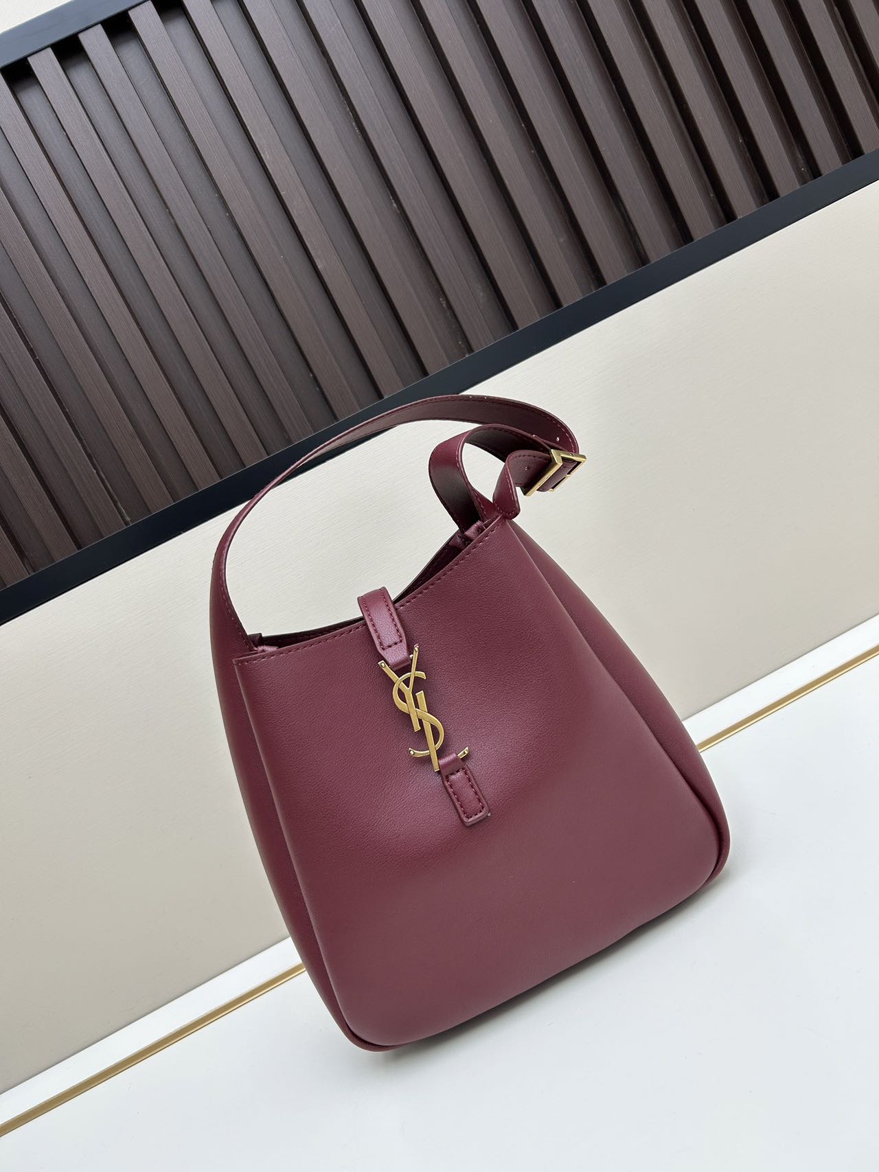 SAINT LAURENT Le 5 à 7 monogram-plaque shoulder bag