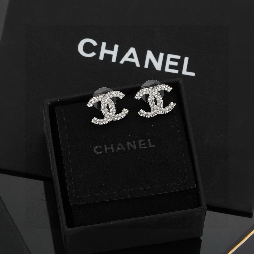 Chanel classic pearl earrings