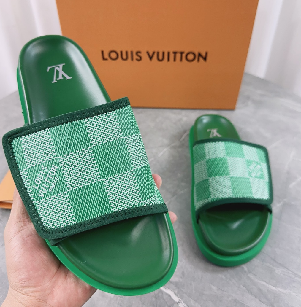 Louis Vuitton Spring and summer new fashionable and beautiful retro green slippers