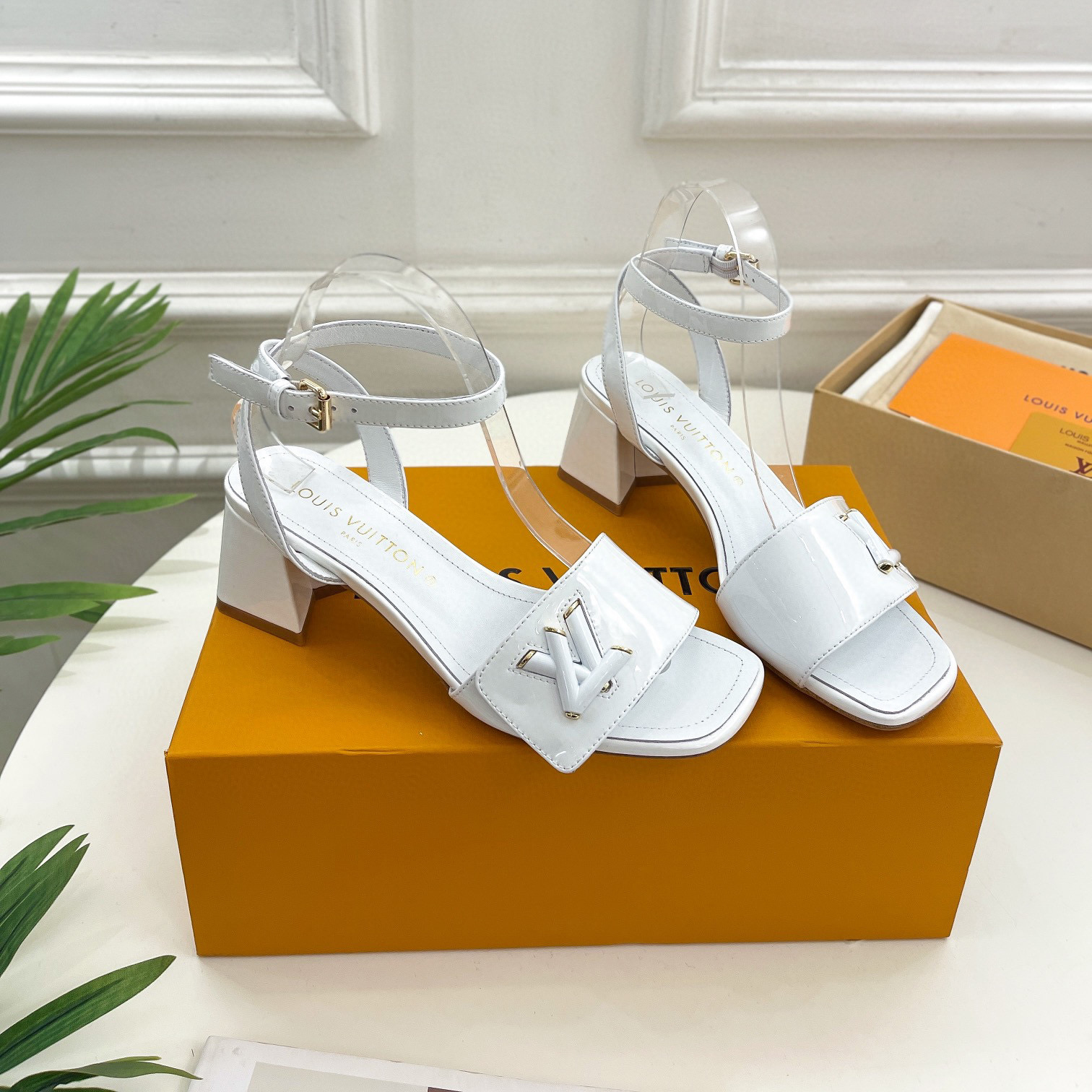 Louis Vuitton LV Patent Leather Thick And Cool Slide Sandal