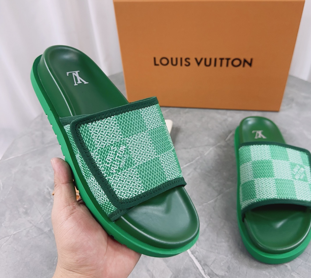 Louis Vuitton Spring and summer new fashionable and beautiful retro green slippers