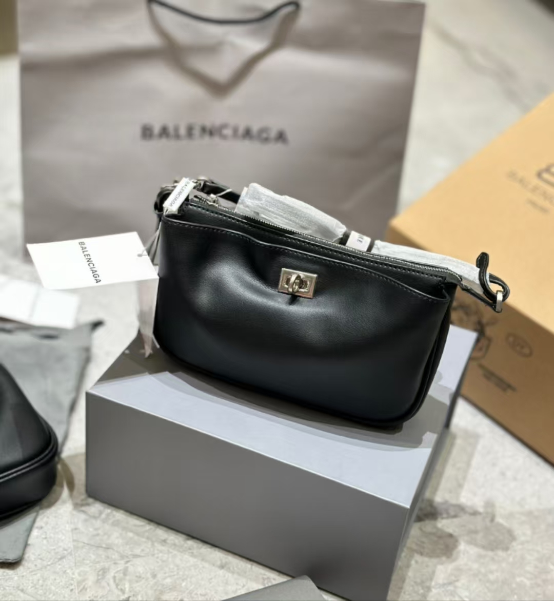 Balenciaga Redeo's new underarm bag
