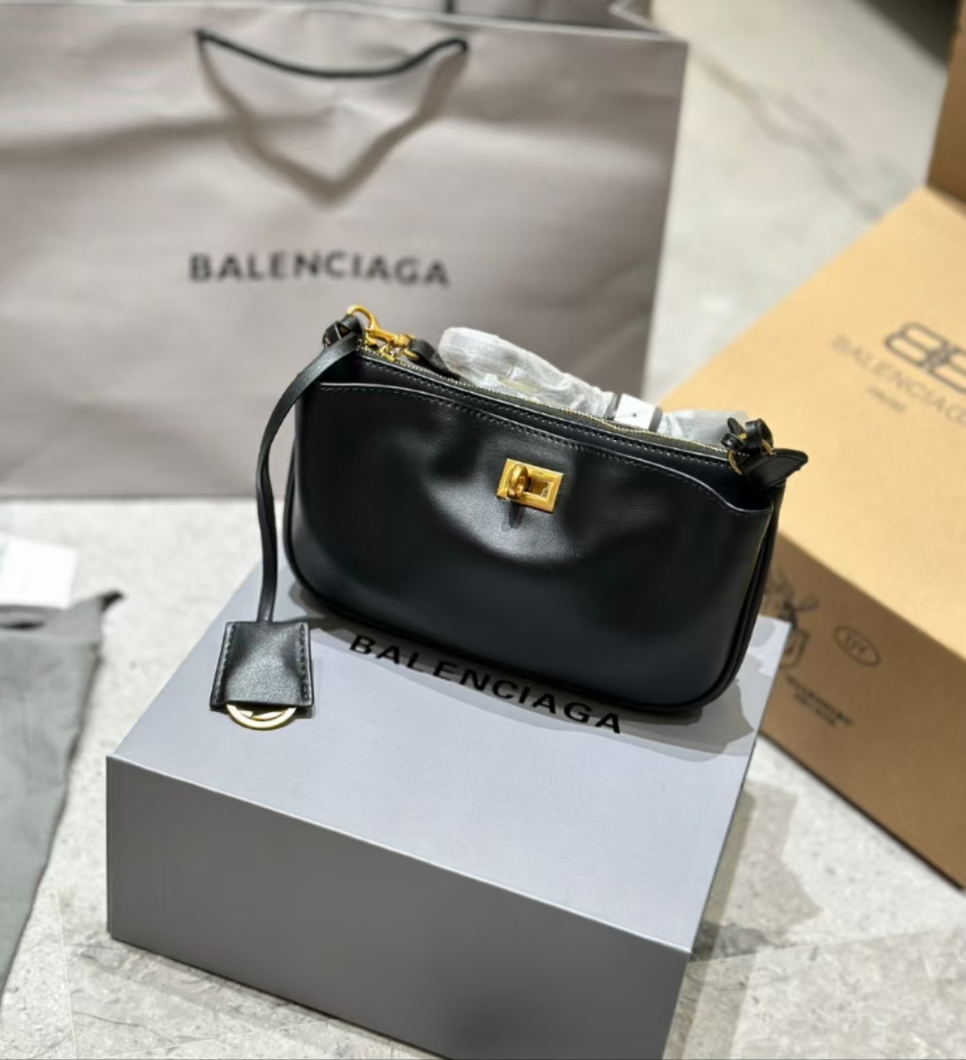 Balenciaga Redeo's new underarm bag