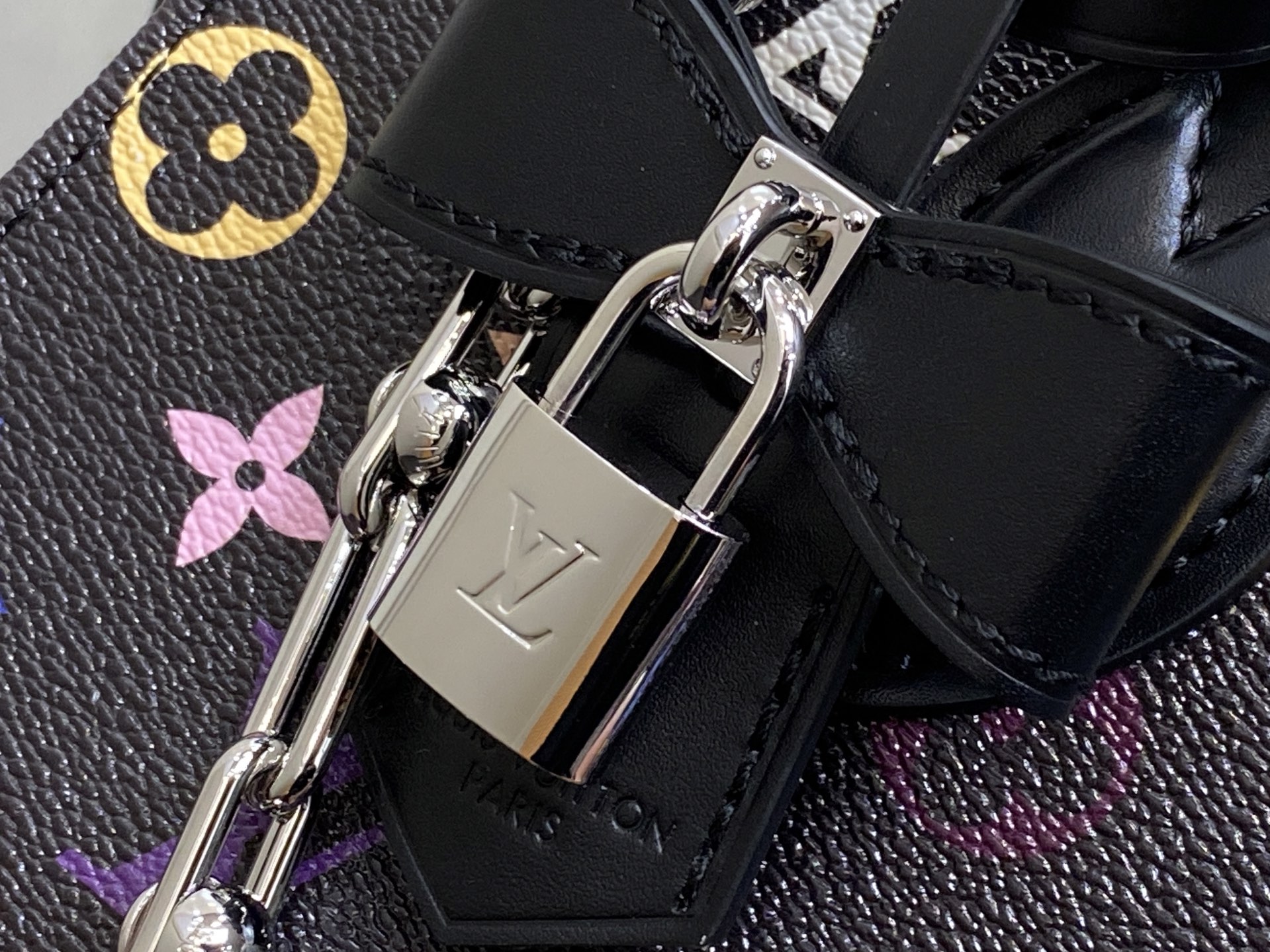 Louis Vuitton x TM ONTHEGO EAST WEST CHAIN ​​Handbag