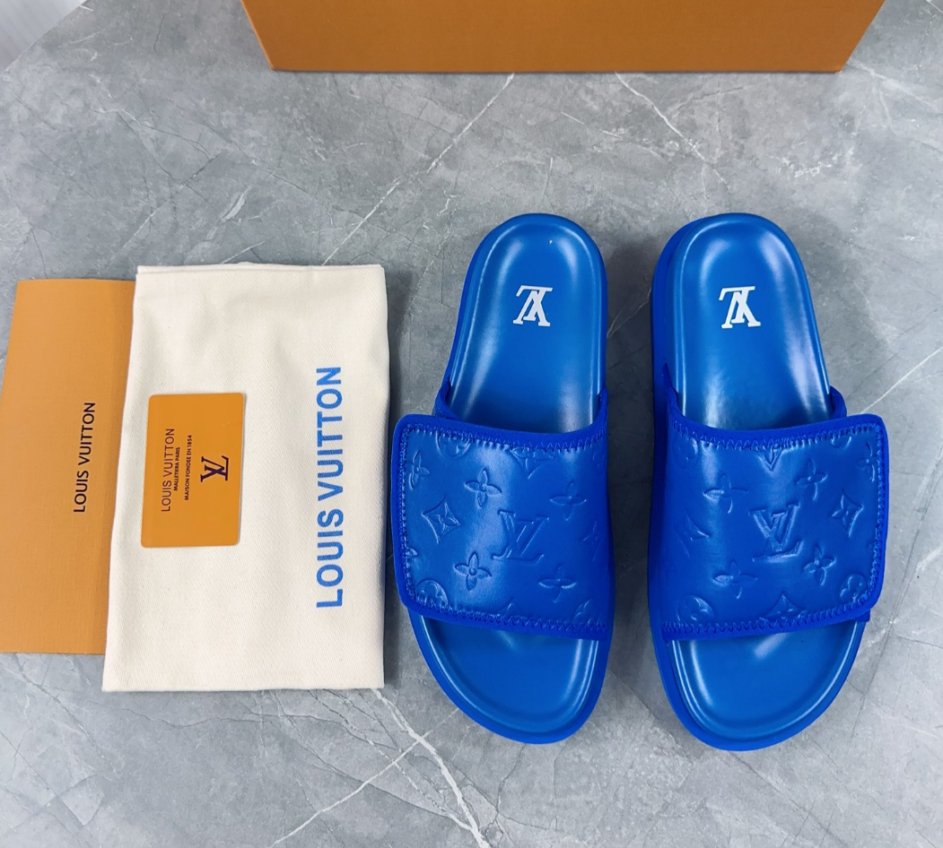 Louis Vuitton Spring and summer new fashionable and beautiful retro blue slippers