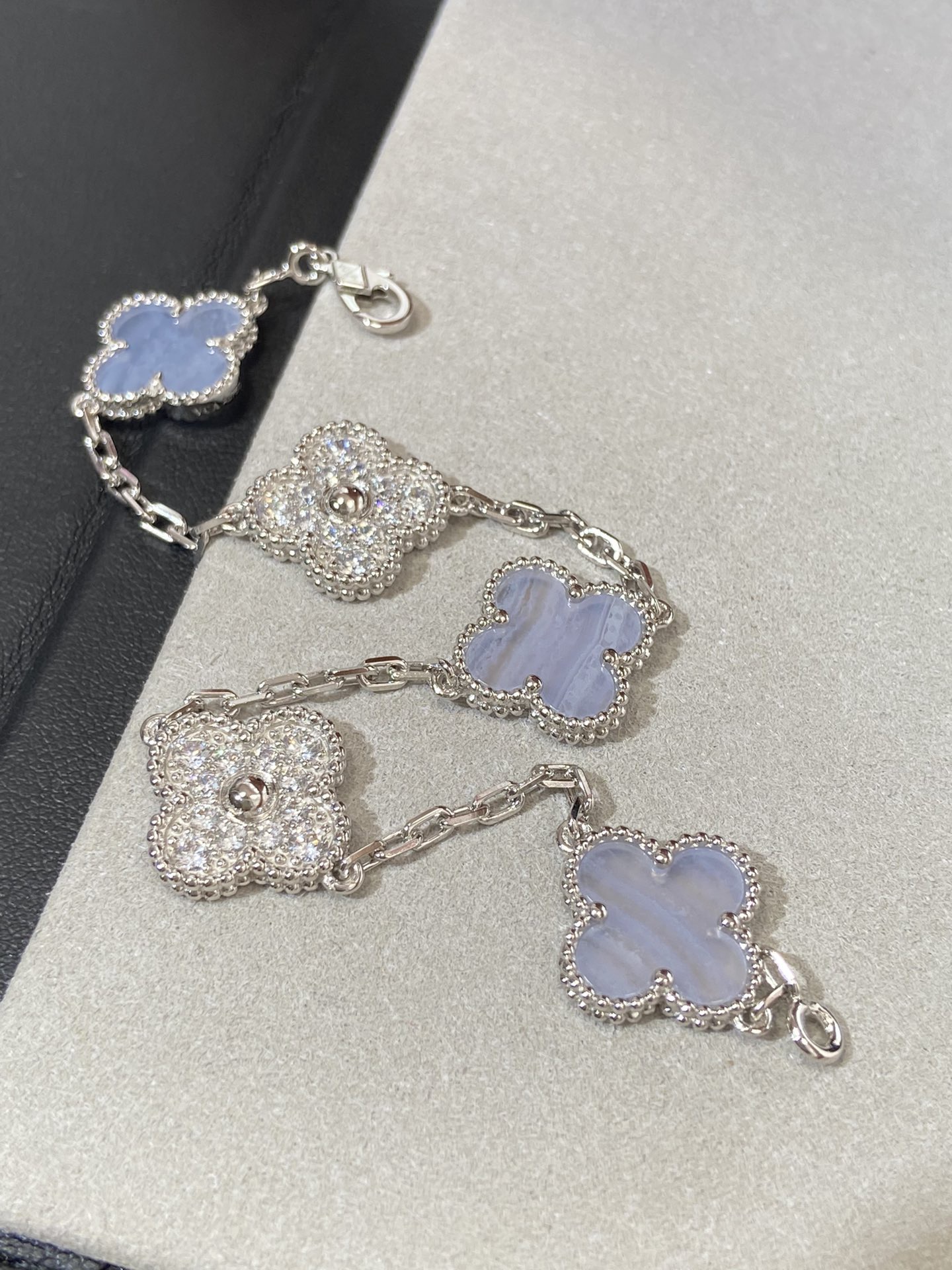 Van Cleef&Arpels Purple Jadeite Bracelet