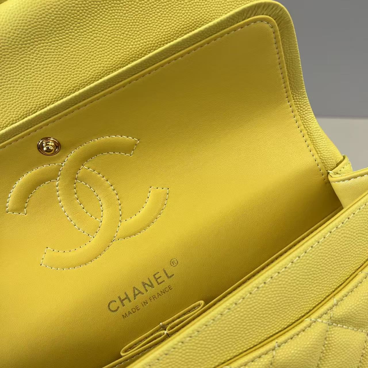 Chanel Caviar CF Medium 25CM 01