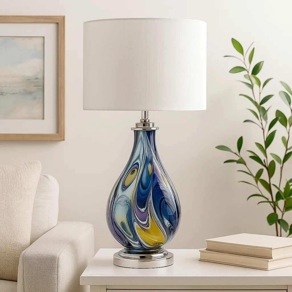 Lámpara de mesa de vidrio artístico con base cromada y pantalla blanca