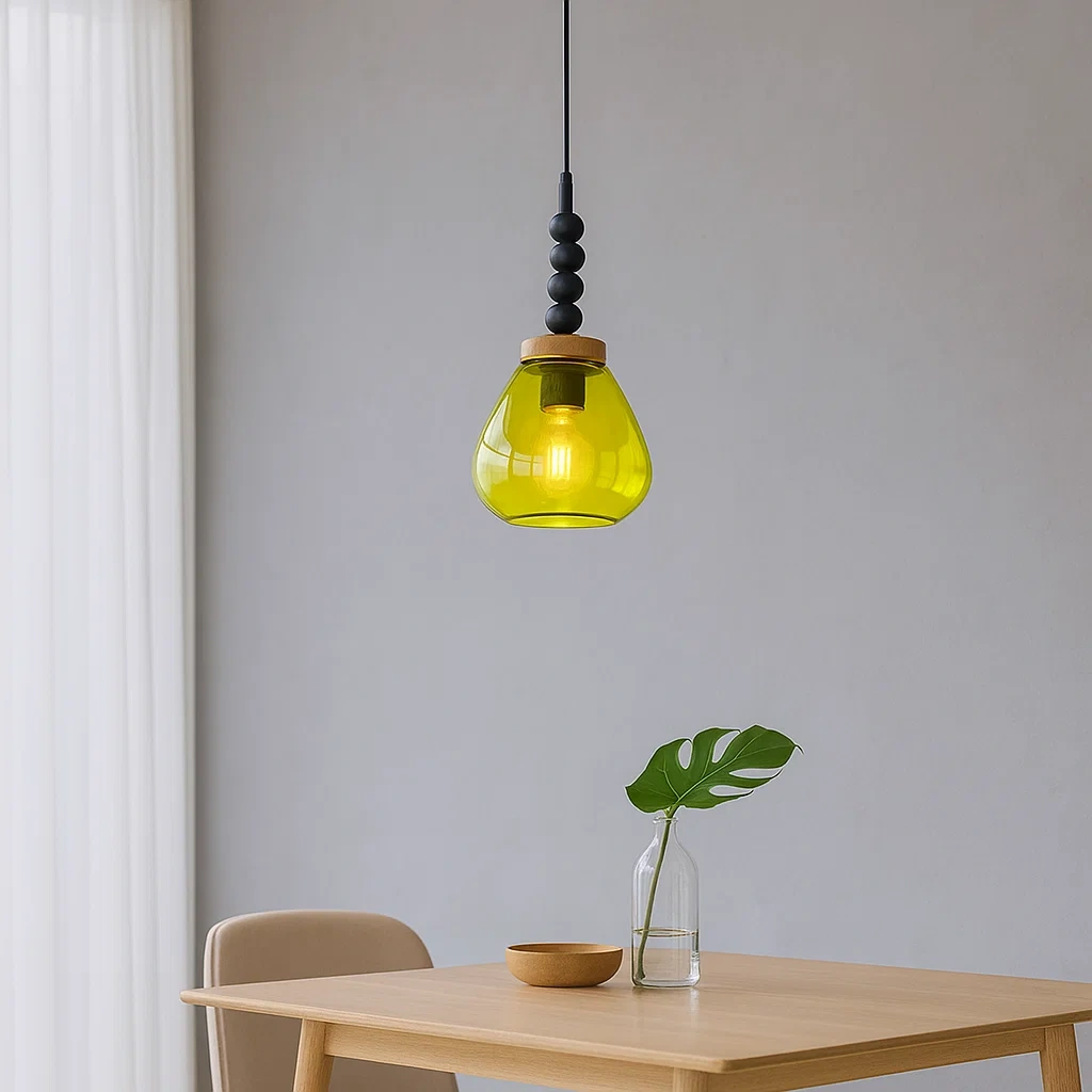 Lámpara colgante de vidrio ámbar con detalle en madera y cuentas negras