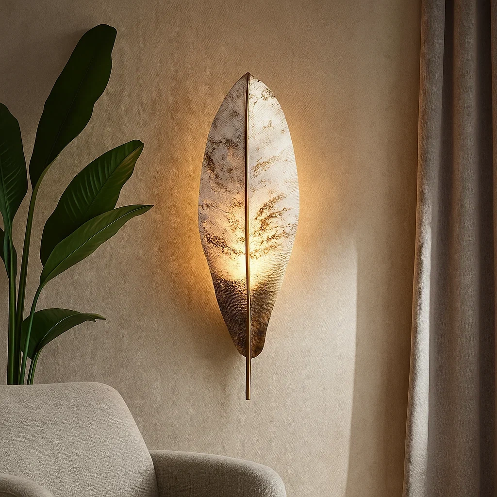 Aplique de pared en forma de hoja con acabado en latón