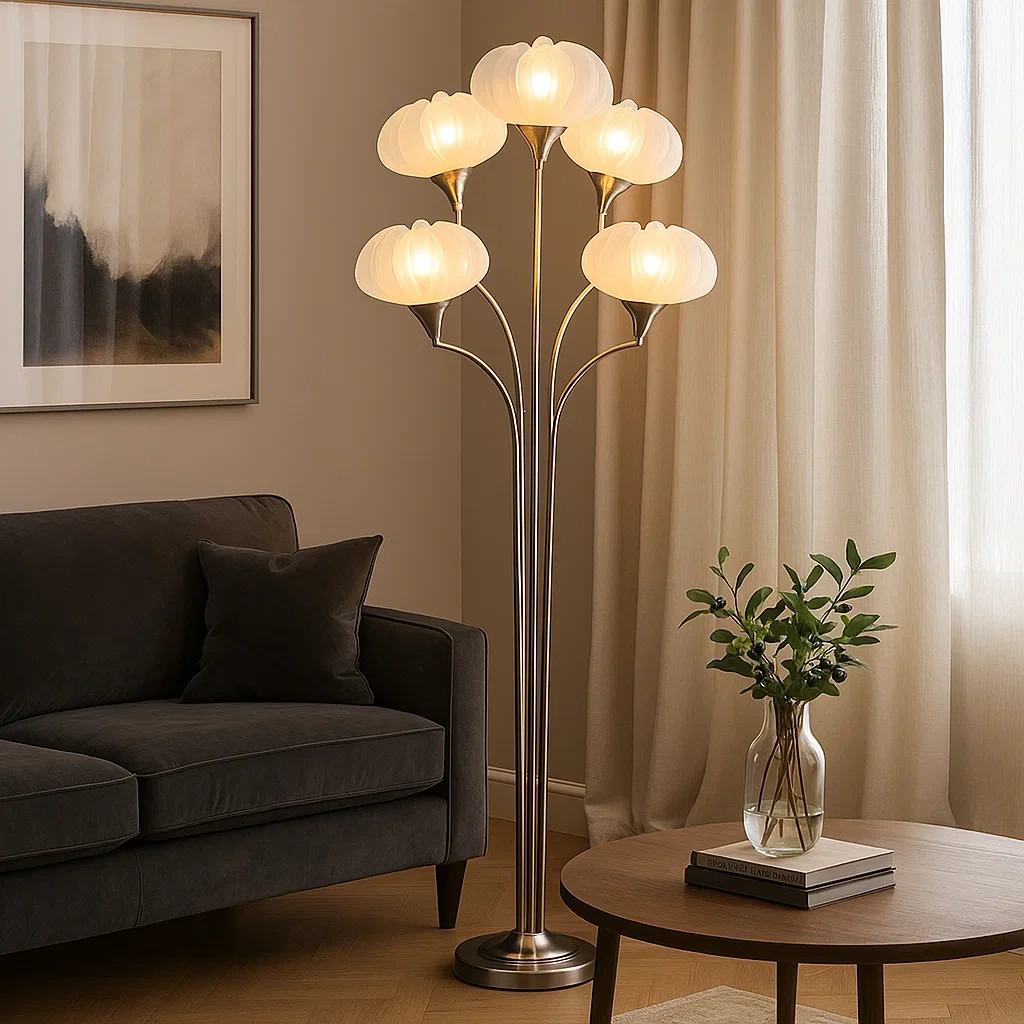 Lámpara de pie con cinco tulipas de vidrio en forma de flor