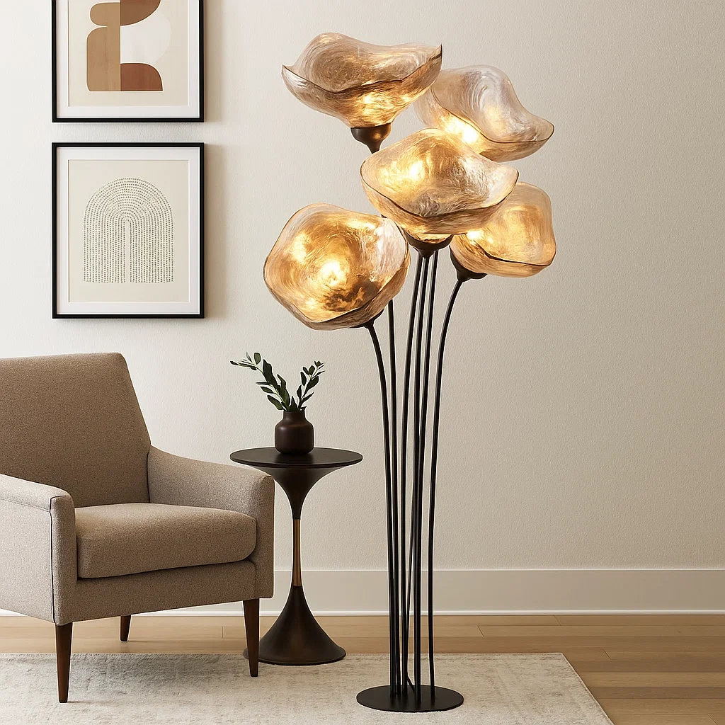 Lámpara de pie con cinco pantallas de vidrio en forma de flor