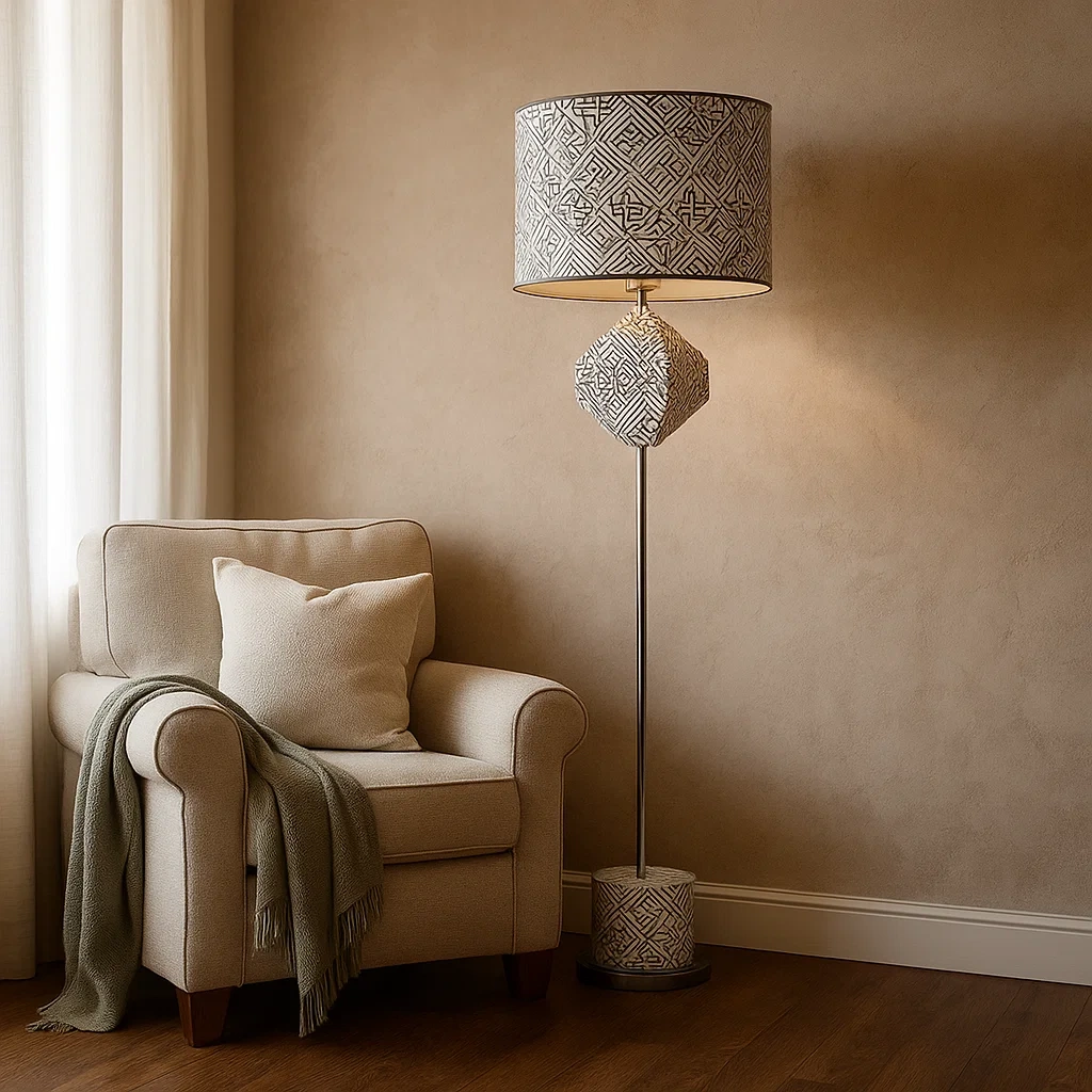 Lámpara de pie geométrica con diseño moderno en blanco y negro