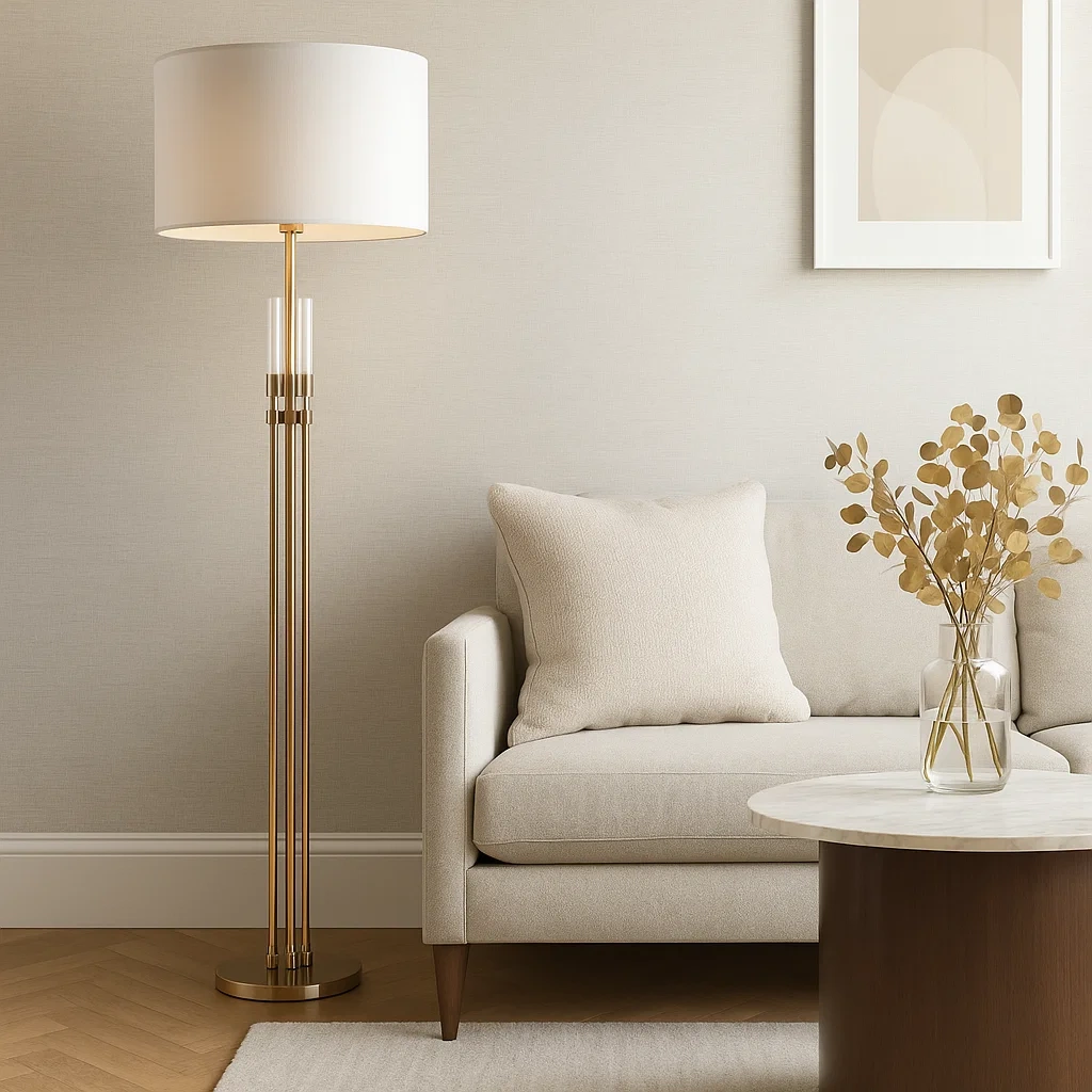 Lámpara de pie de latón con pantalla blanca cilíndrica