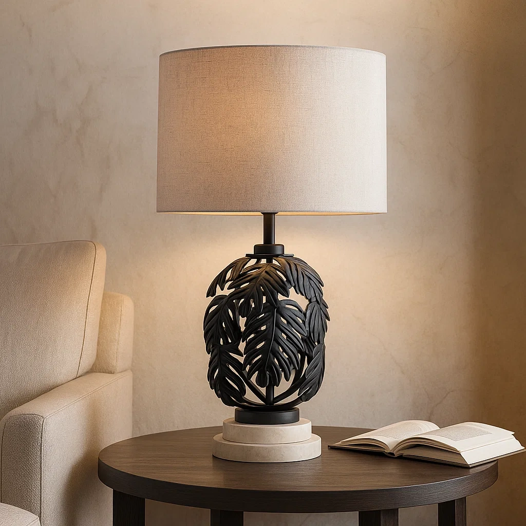 Lámpara de mesa de metal negro con base decorativa de hojas y pantalla de tela gris