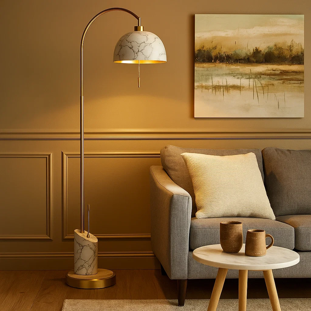 Lámpara de pie dorada con pantalla de mármol en forma de cúpula