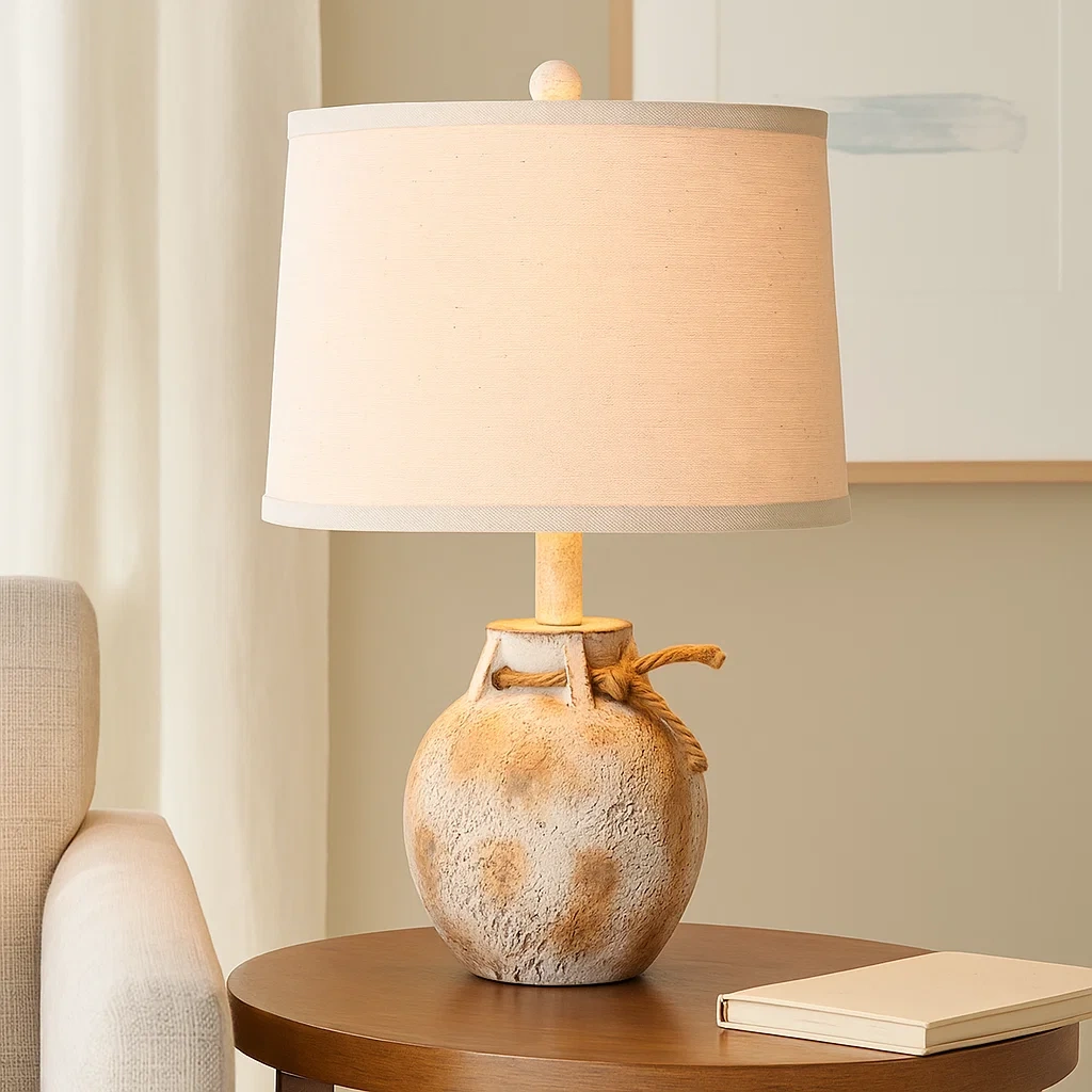 Lámpara de mesa rústica con base de jarra de cerámica y pantalla de lino