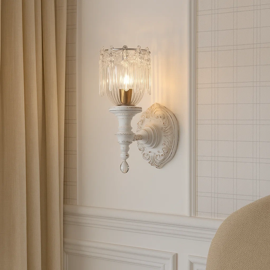Aplique de pared con cristal tallado y acabado envejecido en blanco