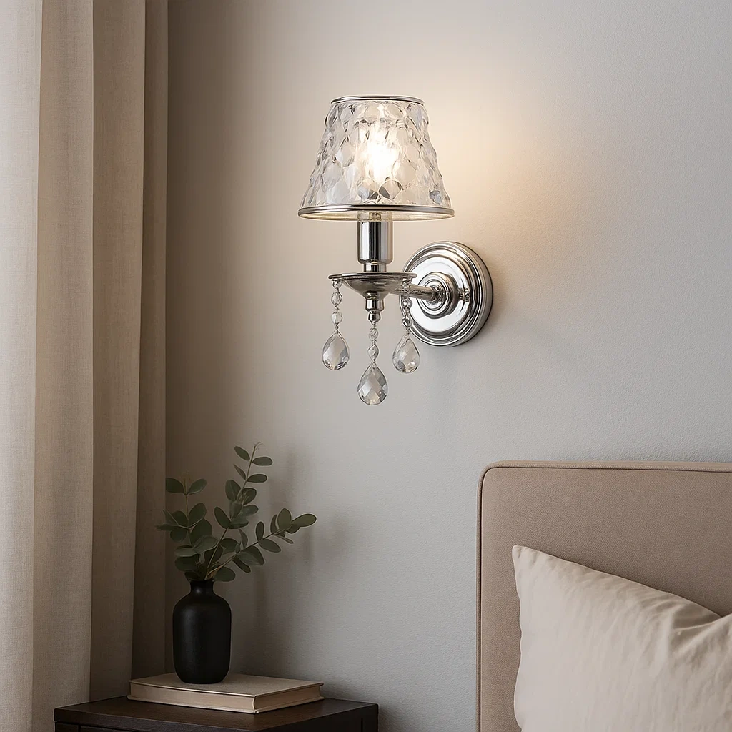 Lámpara de pared elegante con cristal y acabado cromado